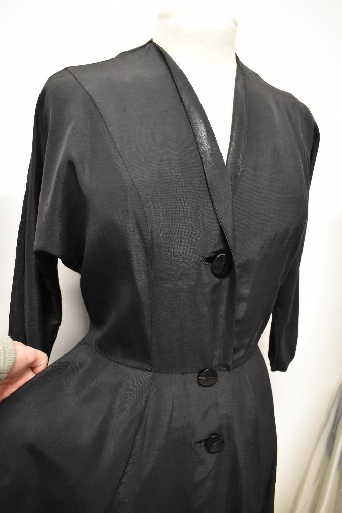 A 1950s charcoal grey with metallic thread day dress, having ruffled white collar, a 1940s/50s black - Bild 3 aus 9