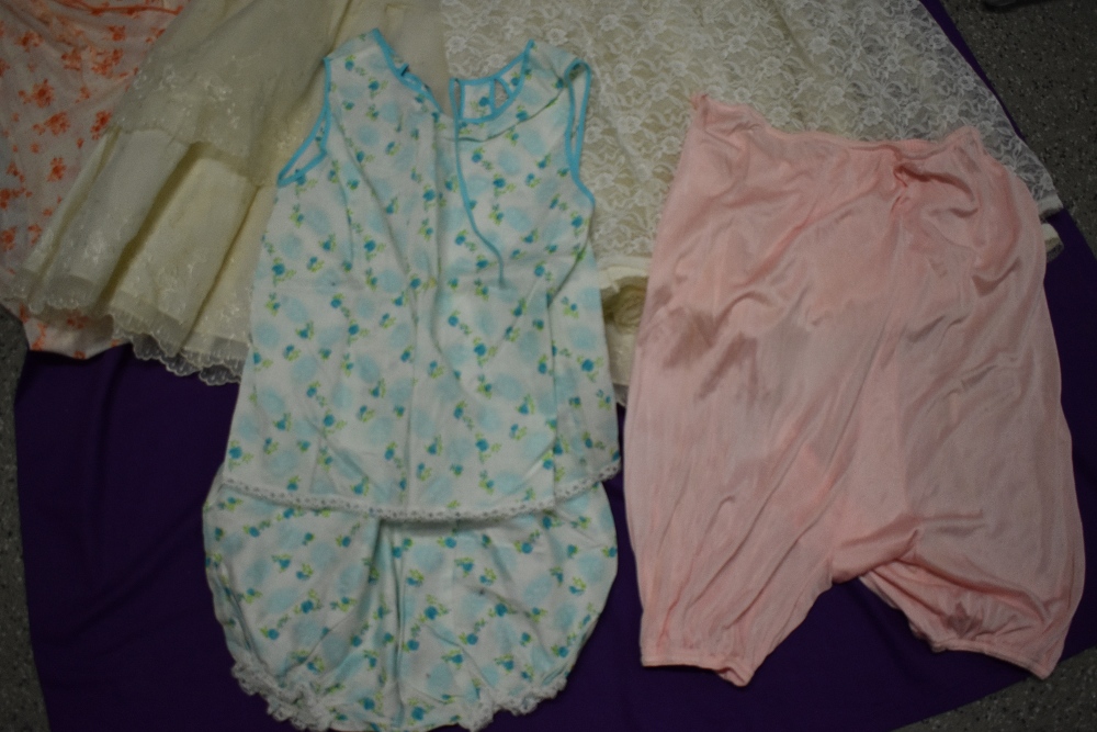 A large collection of vintage underwear and nightwear, including nylon slips, petticoats, knickers - Image 2 of 7