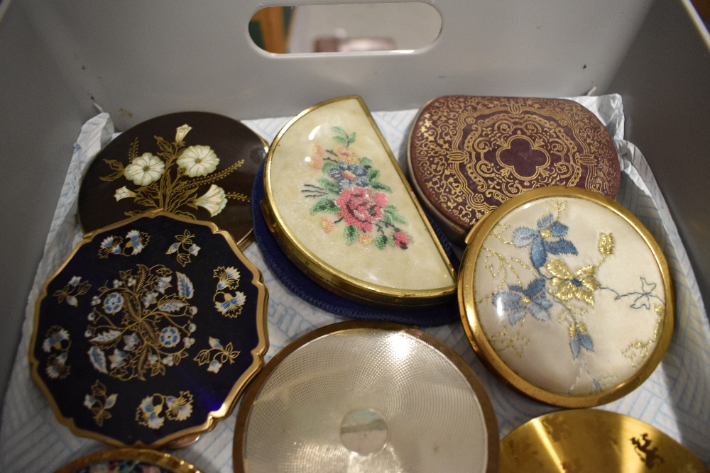 Ten vintage compacts, including those decorated with swans and flowers etc. - Image 2 of 5
