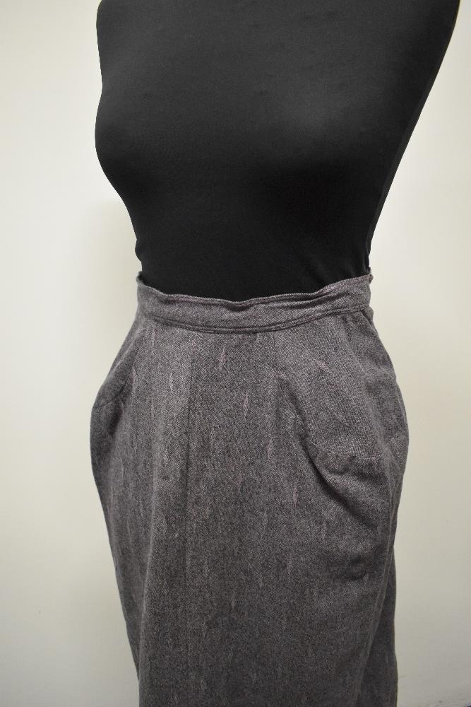 A beautifully tailored deep heather coloured textured wool 1940s skirt suit, having black velvet - Image 10 of 11