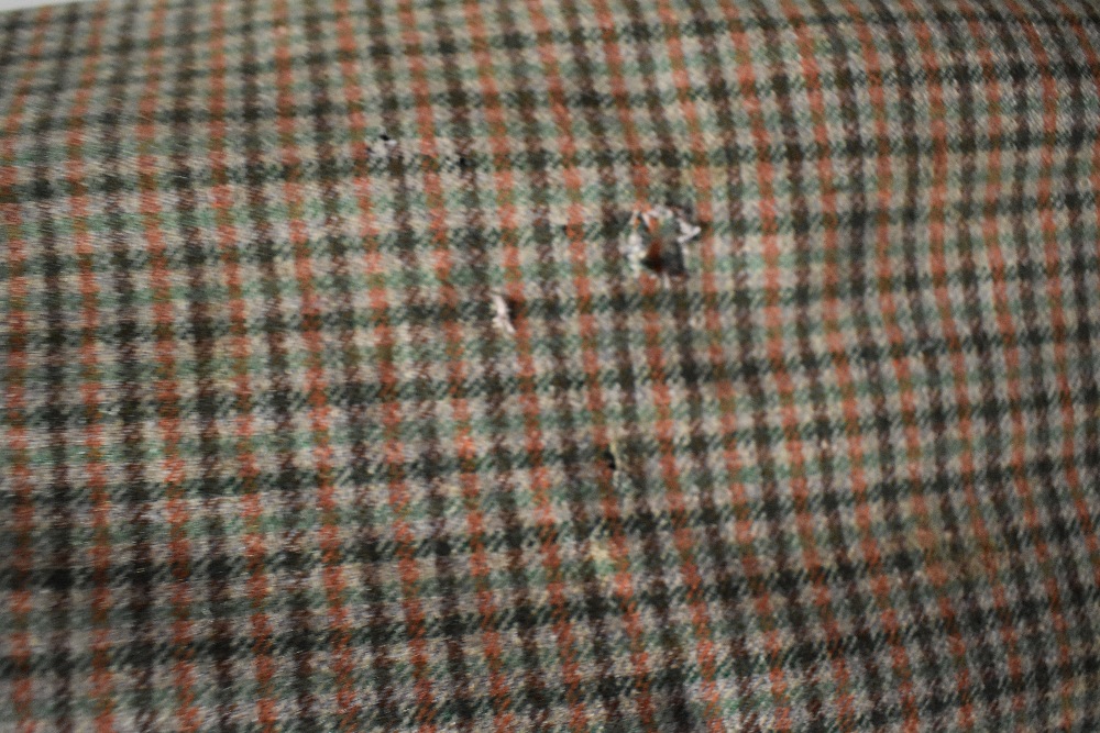 An antique kilt, some repair and nips in places, partially lined in a natural calico fabric. - Image 6 of 10