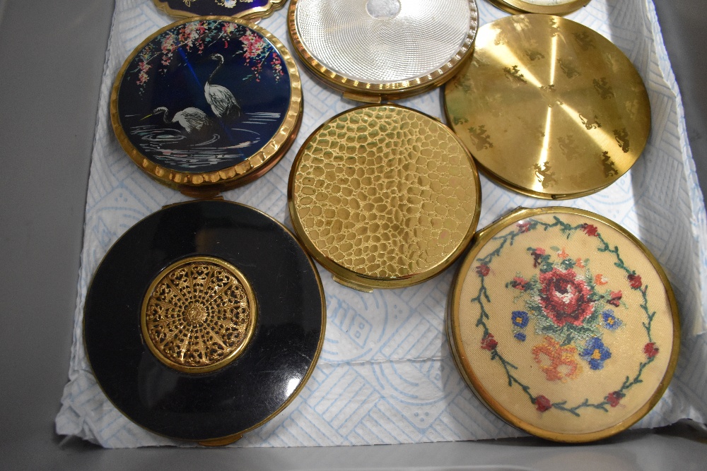 Ten vintage compacts, including those decorated with swans and flowers etc. - Image 3 of 5