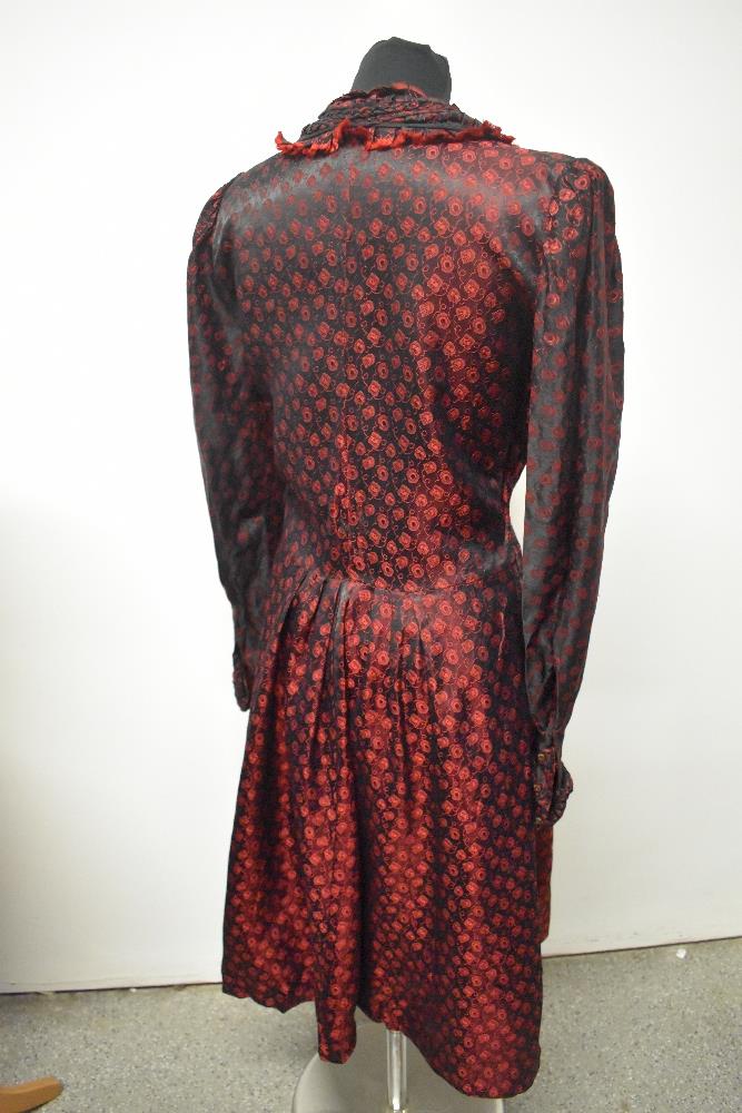 A 1940s red and black satin dirndl style dress, having buttons to front and side metal zip. - Bild 5 aus 6