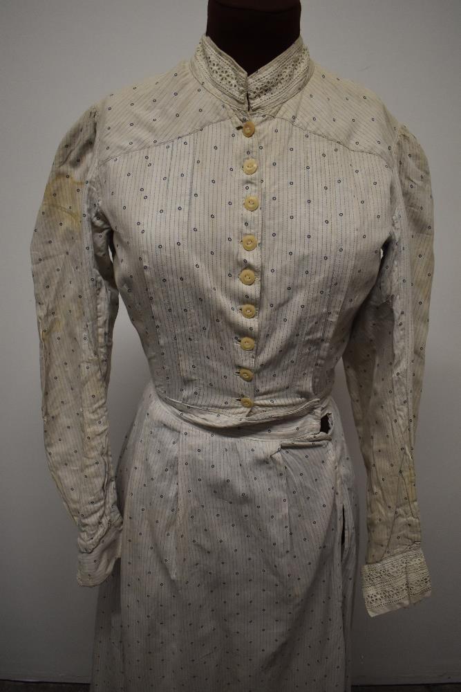 An early 20th century cotton chore dress, having print of blue stripes and circles, Broderie Anglais - Image 17 of 17