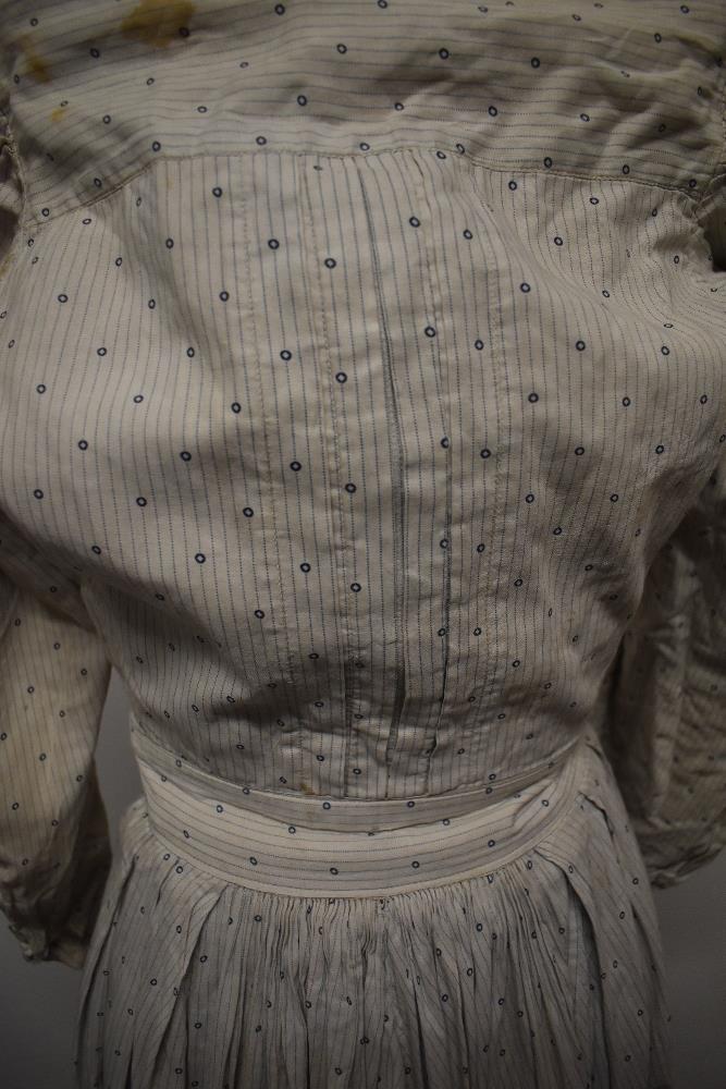 An early 20th century cotton chore dress, having print of blue stripes and circles, Broderie Anglais - Image 12 of 17