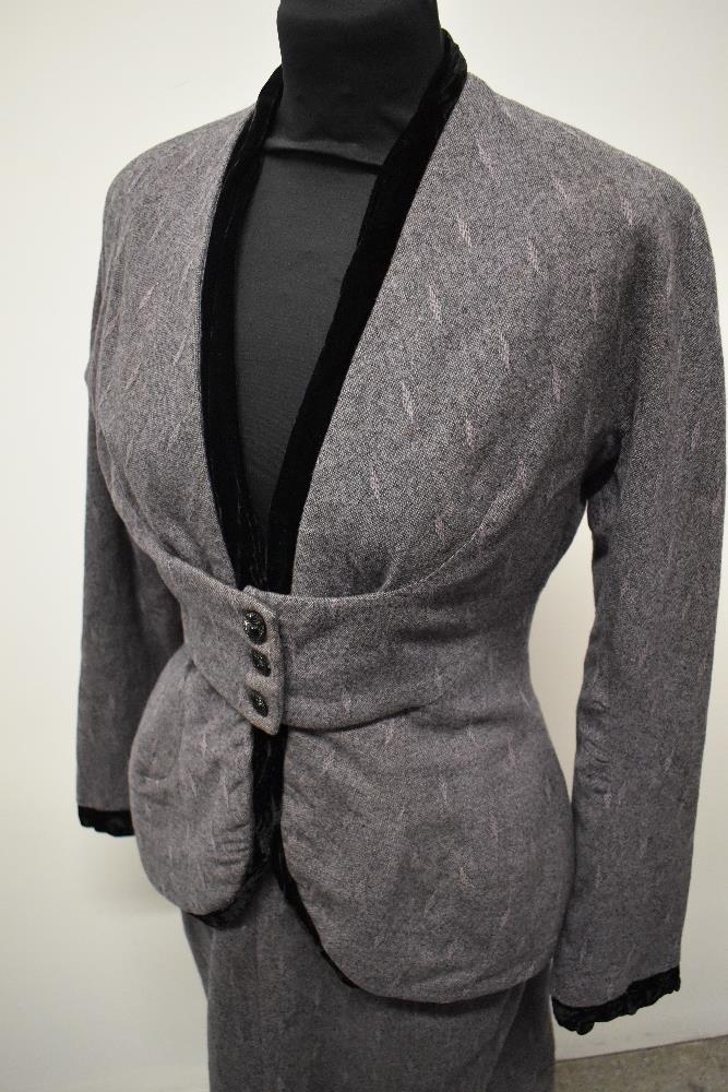 A beautifully tailored deep heather coloured textured wool 1940s skirt suit, having black velvet - Image 8 of 11