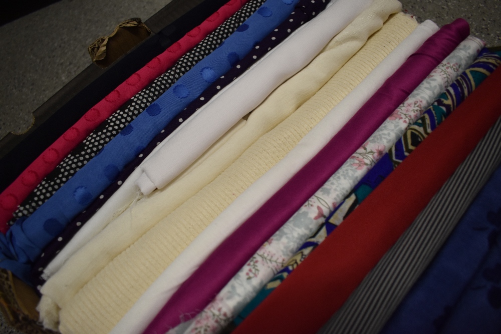 A selection of modern and retro fabrics, various weights and styles. - Image 3 of 3