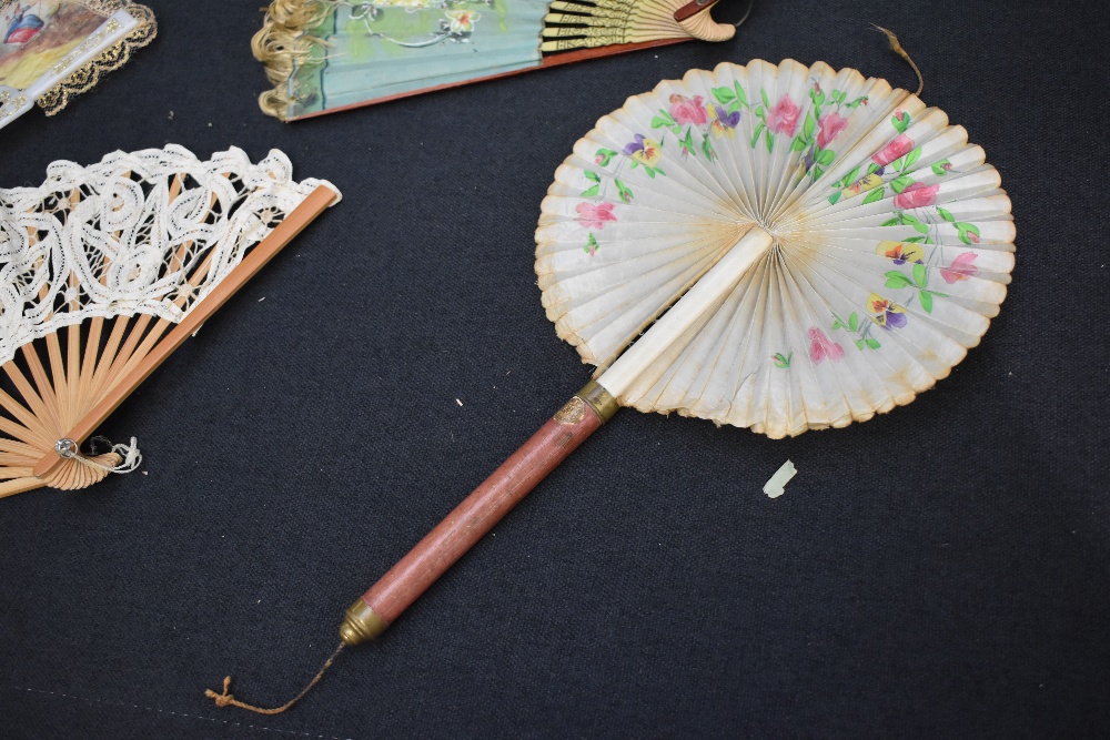 Seven fans, including painted wooden ribbed fan with Flamenco scenes, bone ribbed late 19th - Bild 7 aus 8