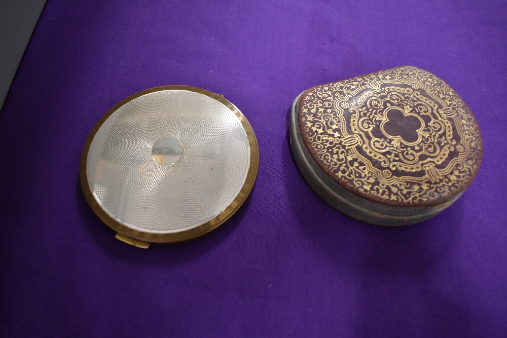 Ten vintage compacts, including those decorated with swans and flowers etc. - Image 4 of 5