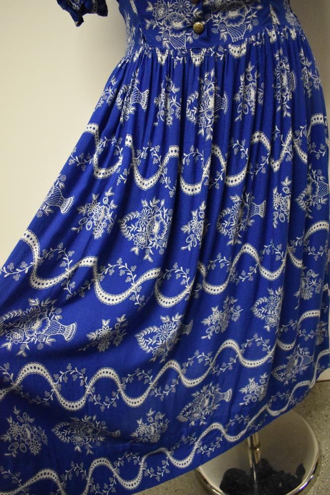 A Royal blue 1940s cotton day dress, having cheerful pattern of baskets of flowers, side metal zip - Bild 3 aus 7