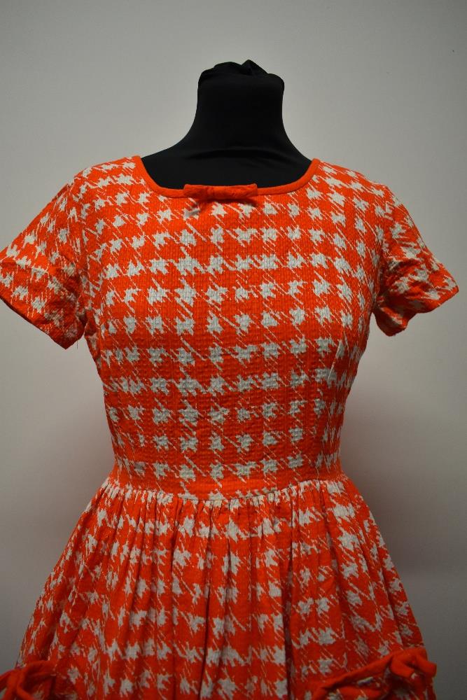 A textured medium weight cotton 1950s day dress, having orange and white dog tooth pattern, patch - Image 4 of 6