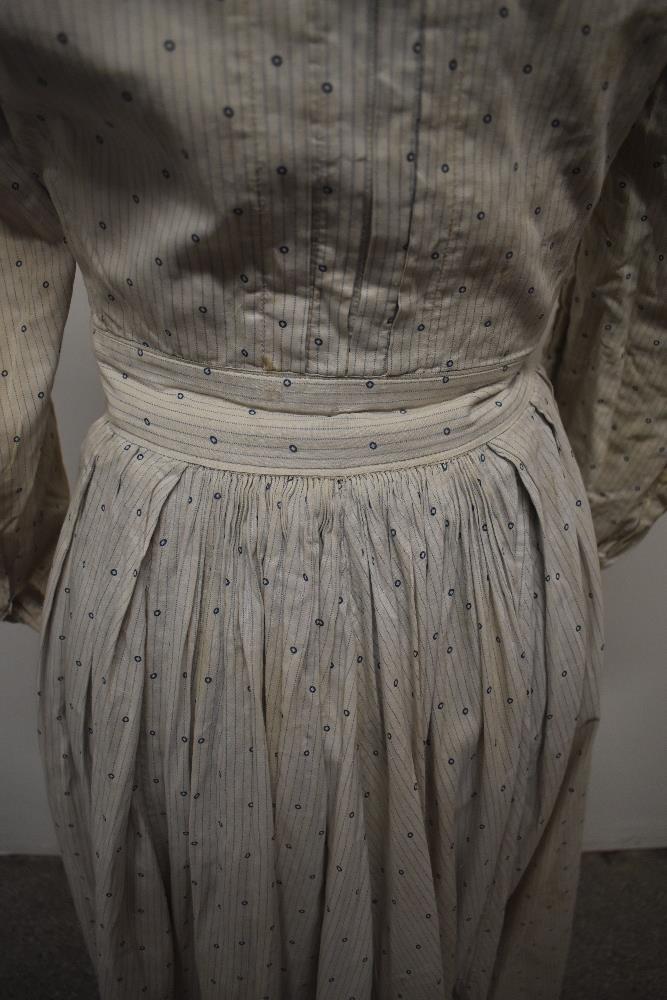 An early 20th century cotton chore dress, having print of blue stripes and circles, Broderie Anglais - Image 8 of 17