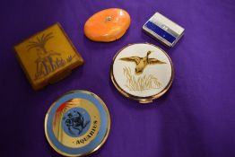 Five vintage compacts, including two mid century plastic examples, one with deer decoration.