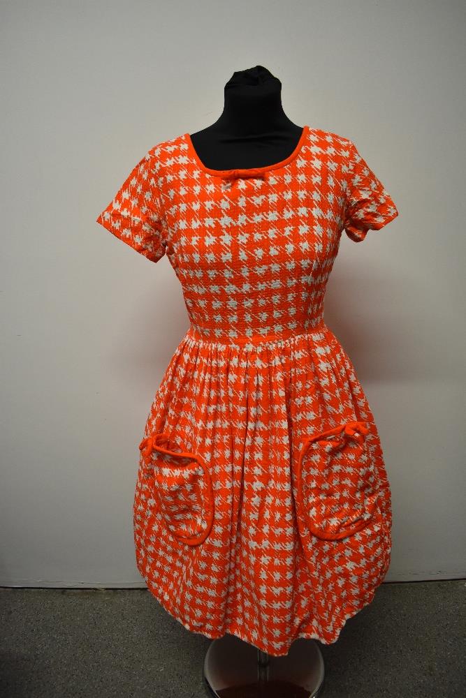 A textured medium weight cotton 1950s day dress, having orange and white dog tooth pattern, patch - Image 3 of 6