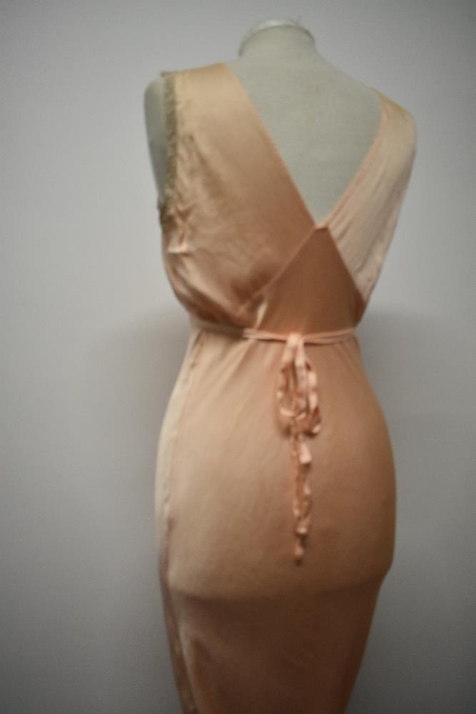 An Art Deco pale pink bias cut nightdress, having beautiful lace to bodice and hem, tie fastening to - Bild 12 aus 14