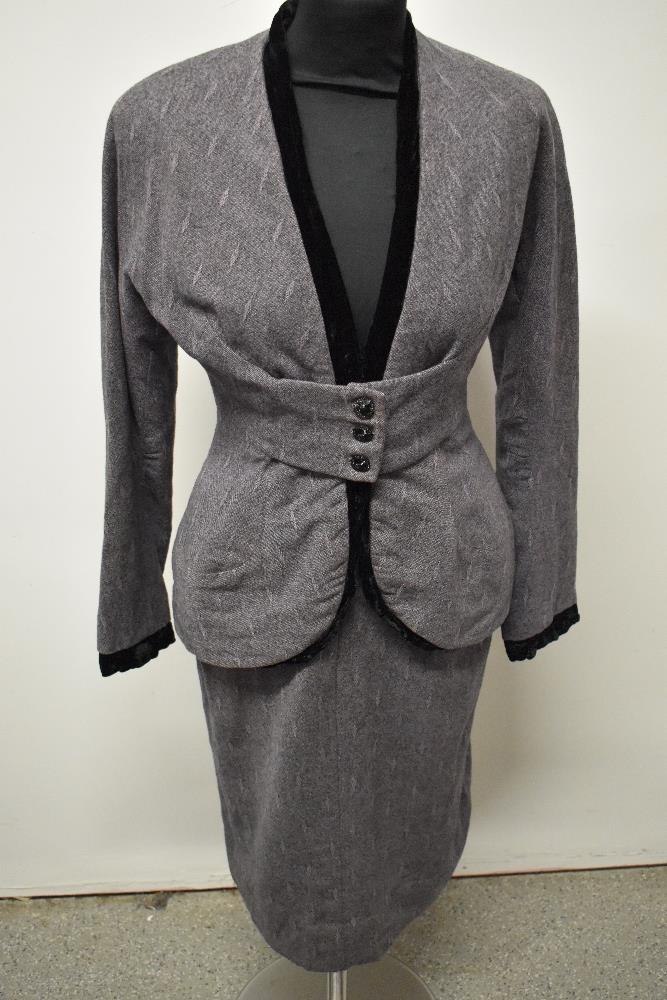 A beautifully tailored deep heather coloured textured wool 1940s skirt suit, having black velvet - Image 3 of 11