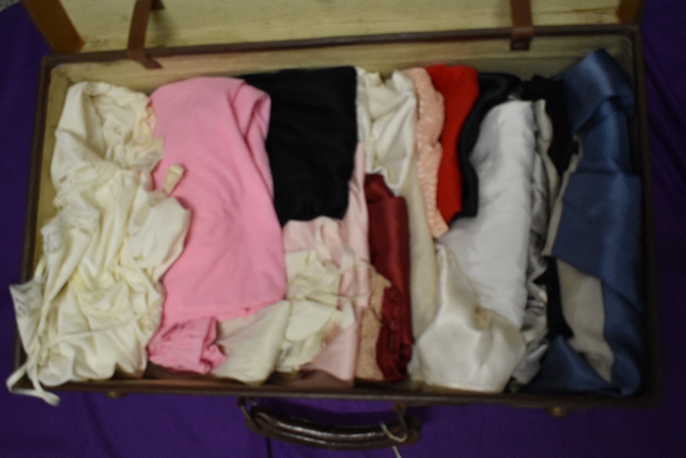 A large collection of vintage underwear and nightwear, including nylon slips, petticoats, knickers - Image 6 of 7