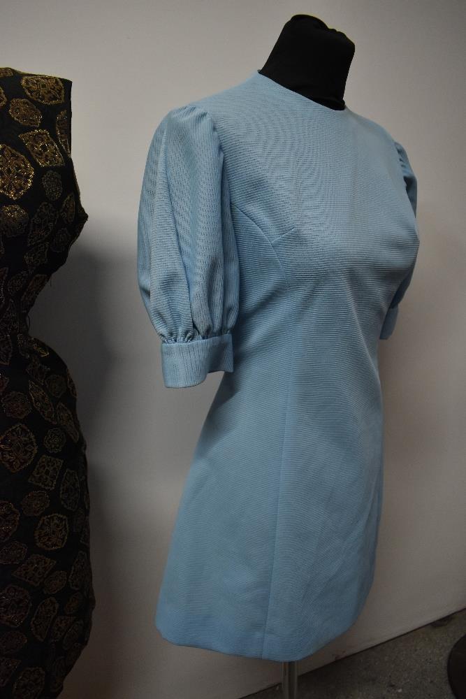 Three 1960s dresses, including two with metallic thread accents and baby blue mini dress with puff - Bild 5 aus 6