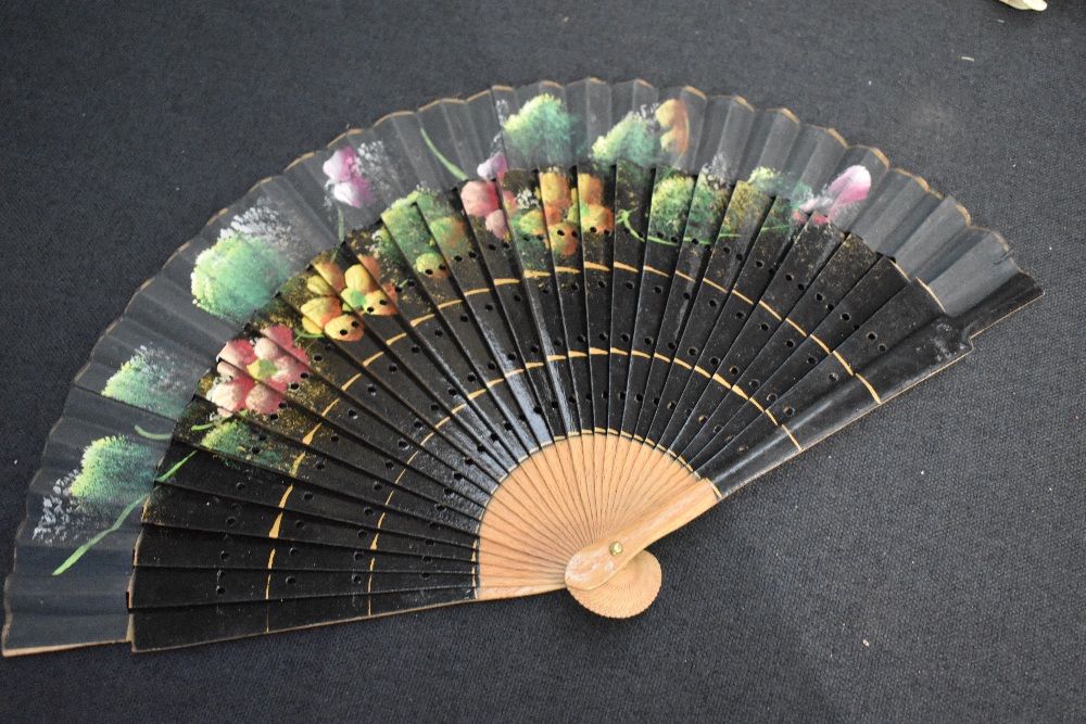 Seven fans, including painted wooden ribbed fan with Flamenco scenes, bone ribbed late 19th - Bild 8 aus 8