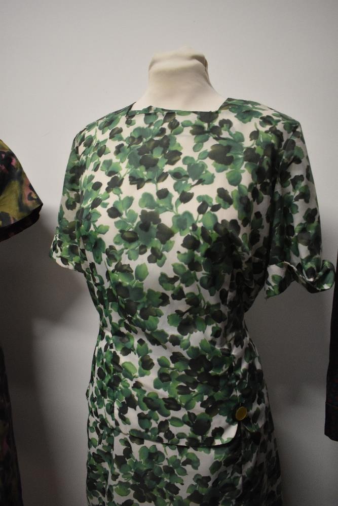 Three vintage 1960s dresses, including abstract patterned day dress with bow to neckline and big - Image 4 of 7