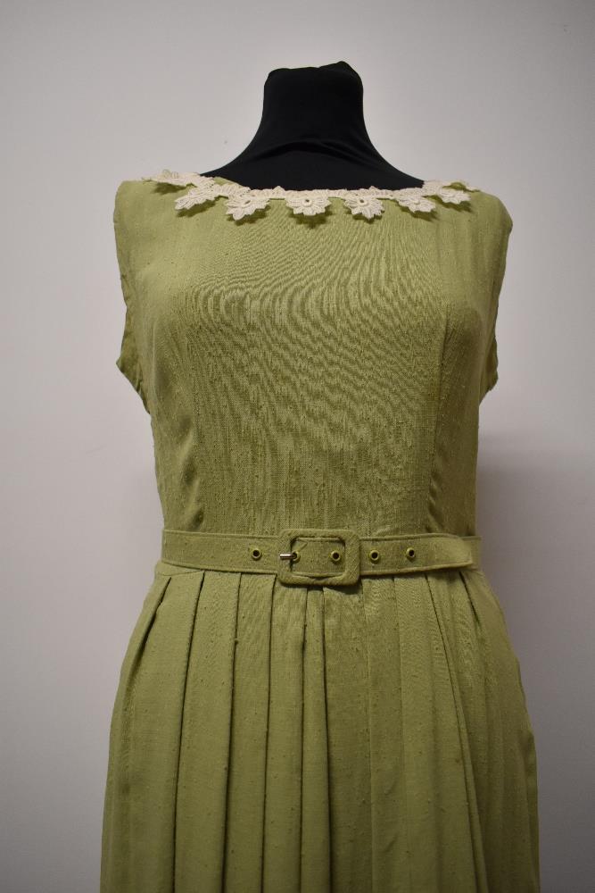 An early 1950s pistachio green slub linen or linen blend day dress, having pleated skirt, boat - Image 5 of 8