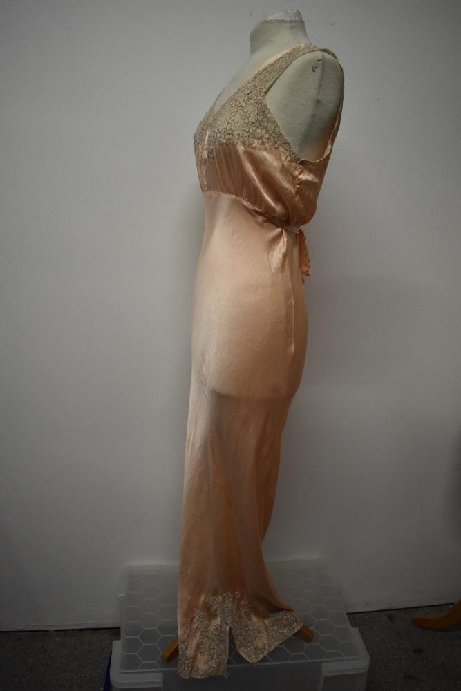 An Art Deco pale pink bias cut nightdress, having beautiful lace to bodice and hem, tie fastening to - Bild 10 aus 14