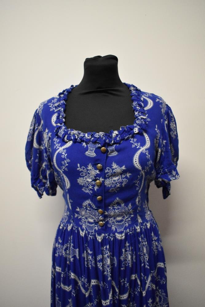 A Royal blue 1940s cotton day dress, having cheerful pattern of baskets of flowers, side metal zip - Bild 4 aus 7