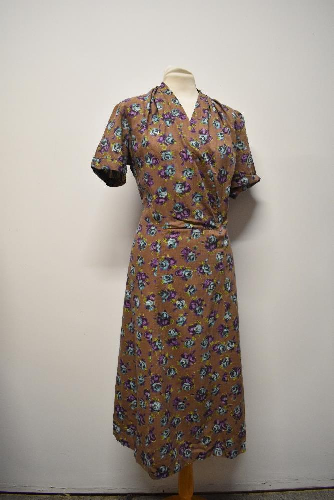 A 1940s slub cotton or cotton blend day dress, having heather coloured ground with bright blue and