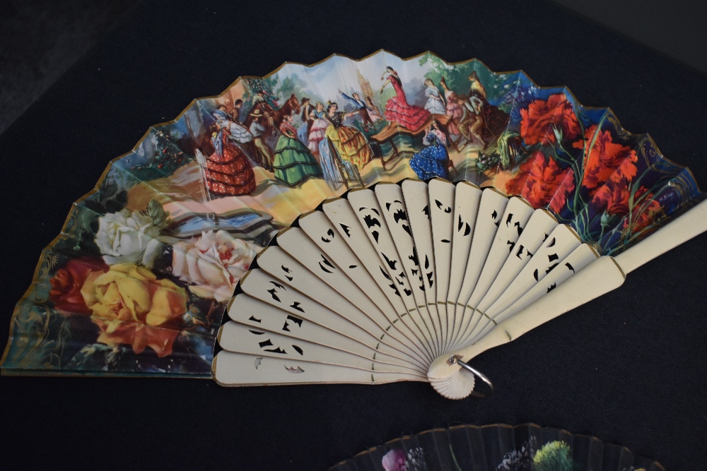 Seven fans, including painted wooden ribbed fan with Flamenco scenes, bone ribbed late 19th - Bild 4 aus 8