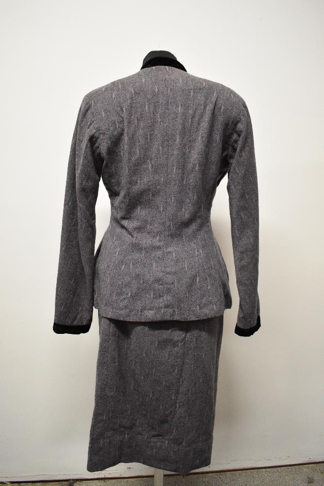 A beautifully tailored deep heather coloured textured wool 1940s skirt suit, having black velvet - Image 7 of 11