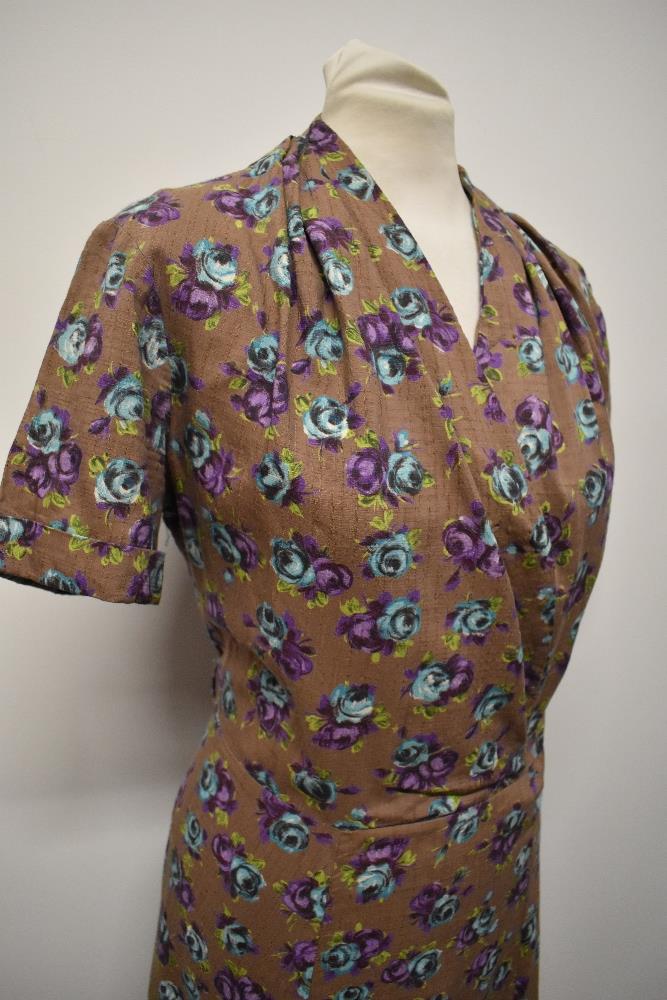 A 1940s slub cotton or cotton blend day dress, having heather coloured ground with bright blue and - Image 3 of 8