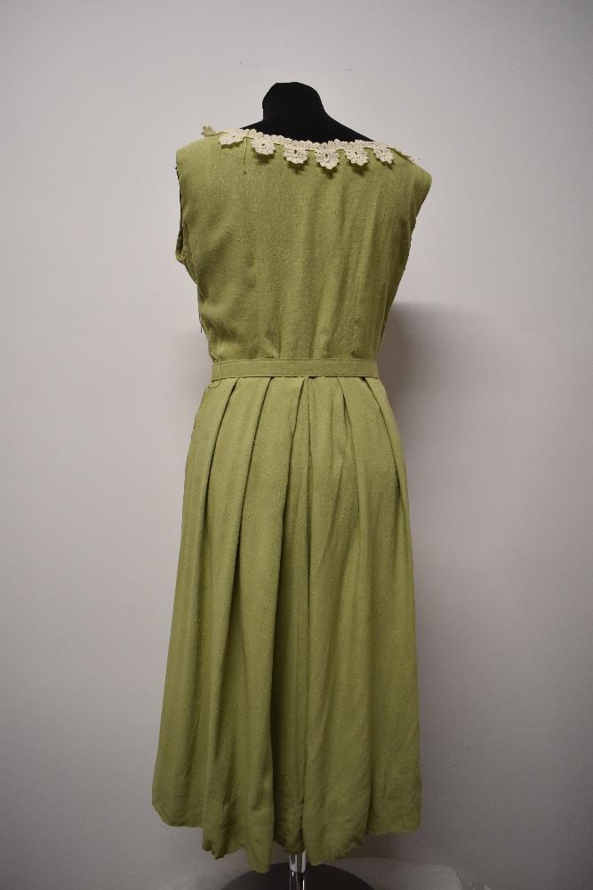 An early 1950s pistachio green slub linen or linen blend day dress, having pleated skirt, boat - Image 7 of 8