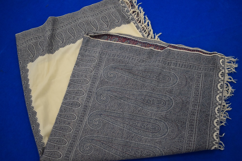 A mid Victorian woven Paisley Kirking crinoline shawl, with cream ground and blue, red and ochre - Image 8 of 10