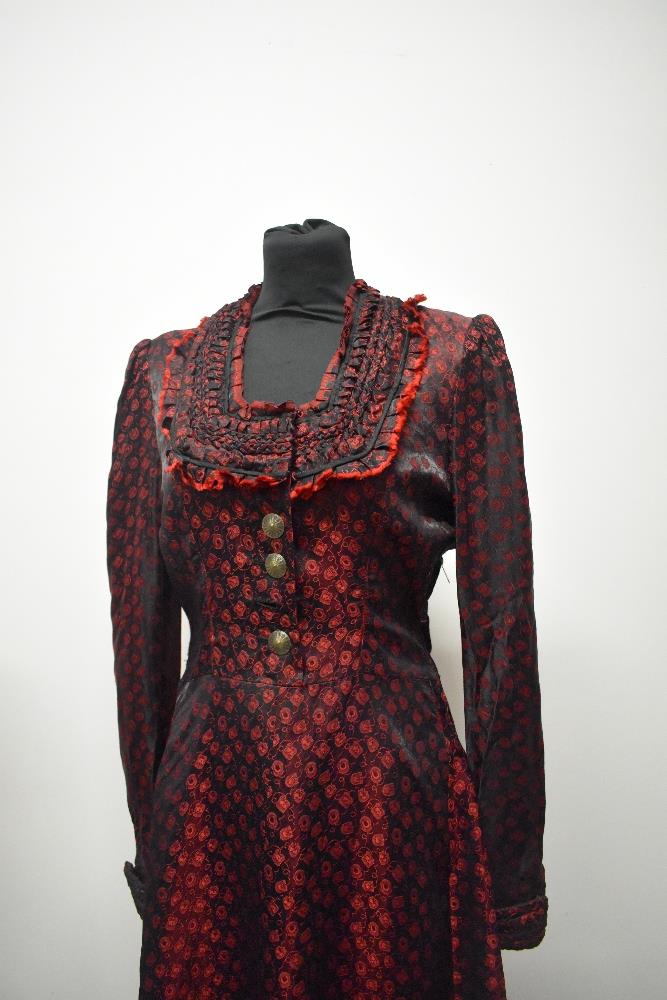 A 1940s red and black satin dirndl style dress, having buttons to front and side metal zip. - Bild 2 aus 6