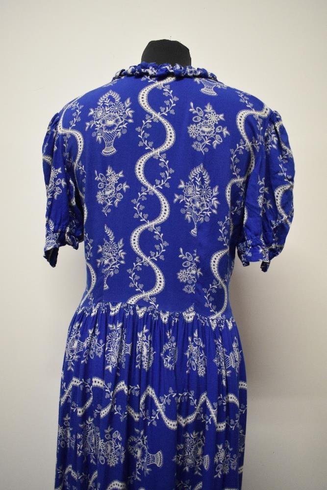 A Royal blue 1940s cotton day dress, having cheerful pattern of baskets of flowers, side metal zip - Bild 6 aus 7