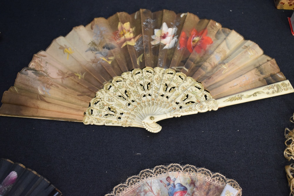 Seven fans, including painted wooden ribbed fan with Flamenco scenes, bone ribbed late 19th - Bild 5 aus 8