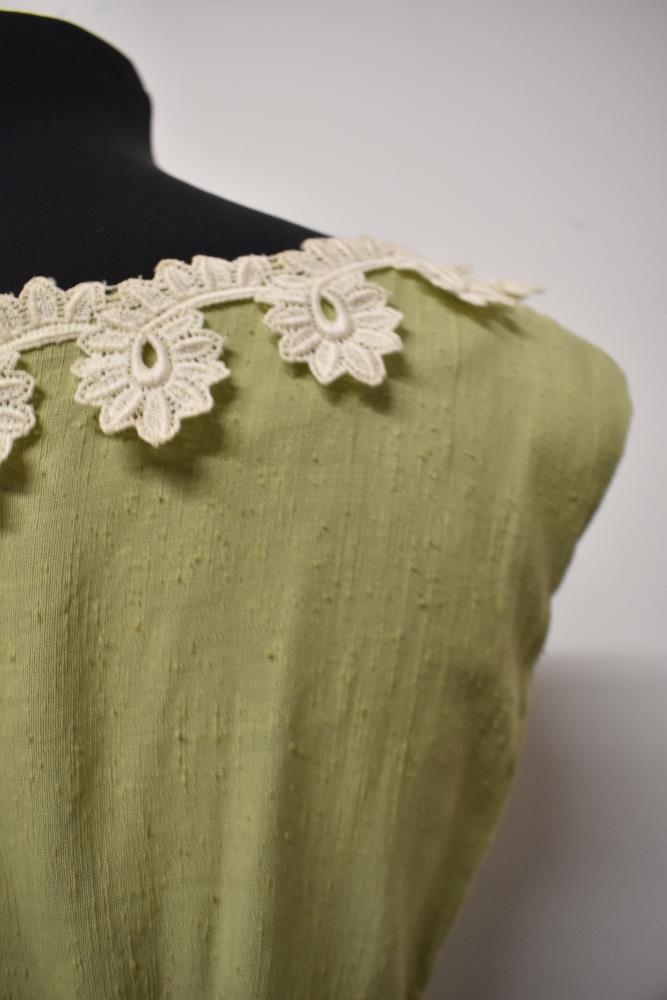 An early 1950s pistachio green slub linen or linen blend day dress, having pleated skirt, boat - Image 8 of 8