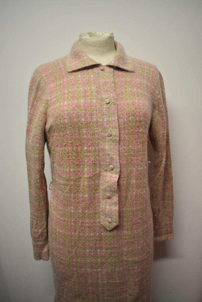 A 1960s tailored pink linen day dress with white stitching and a 1960s knitted green and pink - Image 4 of 7