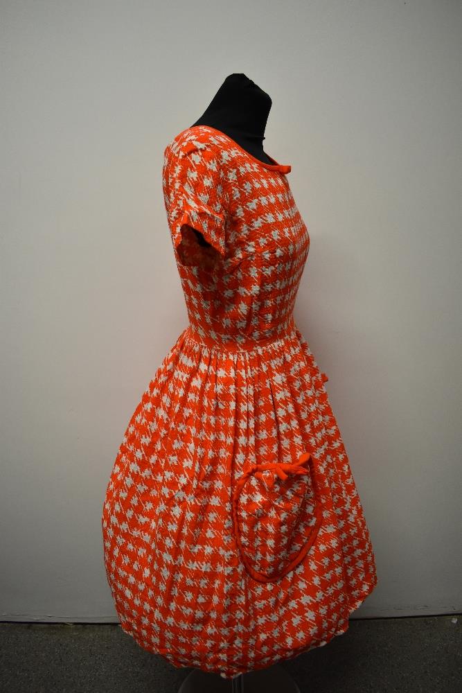 A textured medium weight cotton 1950s day dress, having orange and white dog tooth pattern, patch - Image 5 of 6