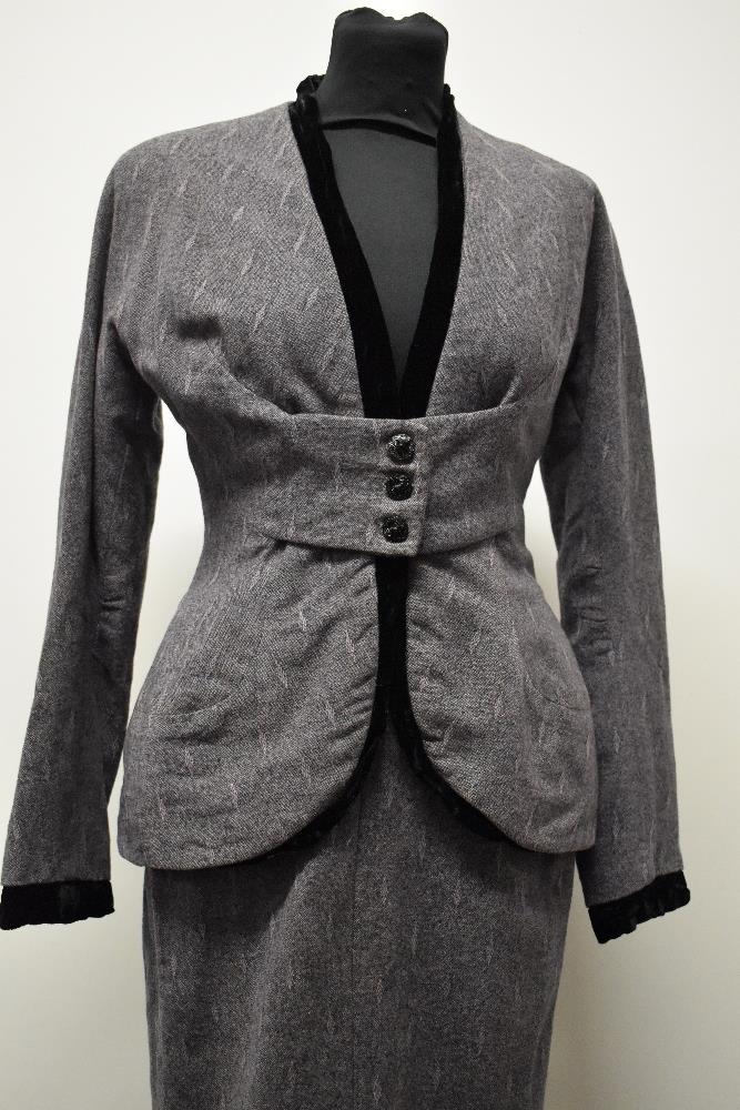 A beautifully tailored deep heather coloured textured wool 1940s skirt suit, having black velvet - Image 2 of 11