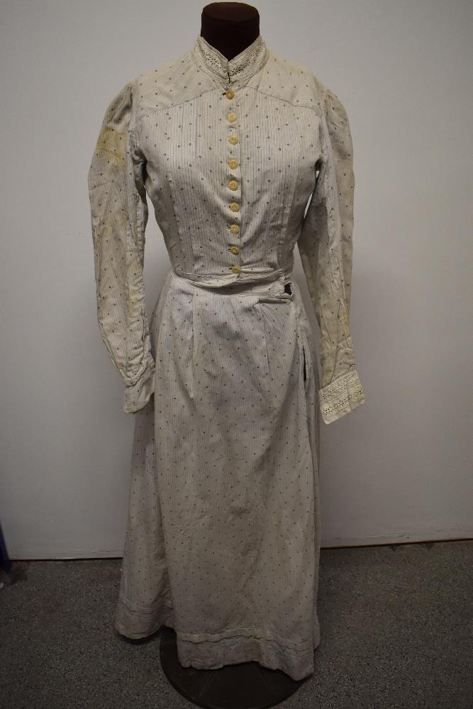 An early 20th century cotton chore dress, having print of blue stripes and circles, Broderie Anglais - Image 10 of 17