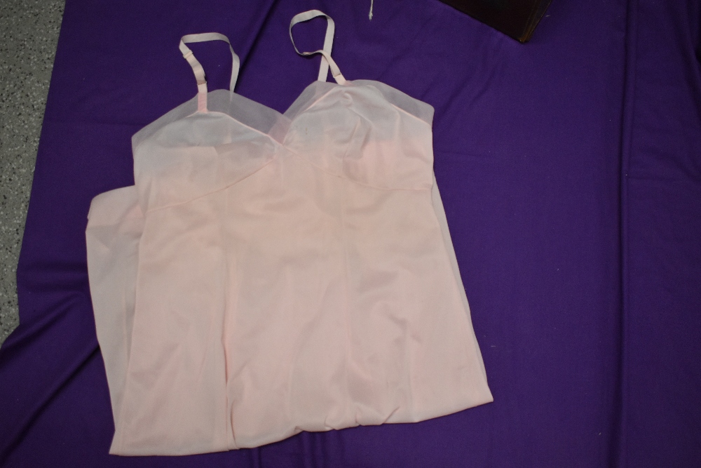 A large collection of vintage underwear and nightwear, including nylon slips, petticoats, knickers - Image 5 of 7