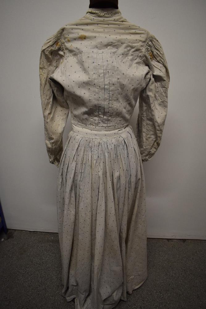 An early 20th century cotton chore dress, having print of blue stripes and circles, Broderie Anglais - Image 6 of 17