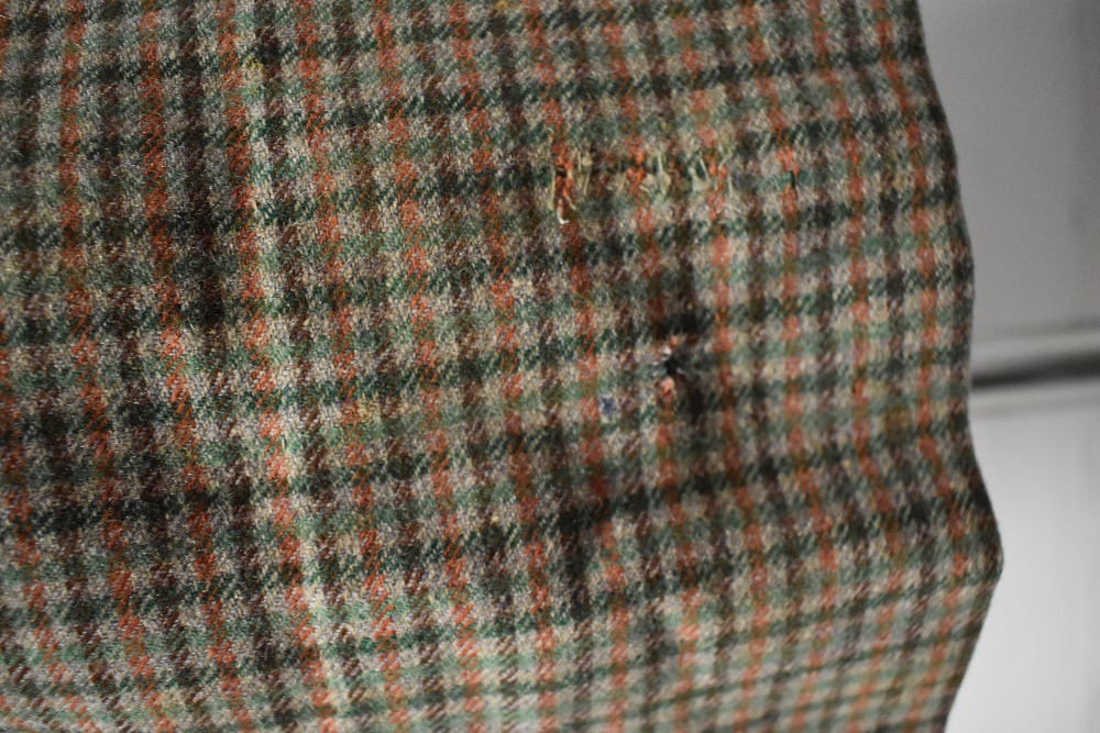An antique kilt, some repair and nips in places, partially lined in a natural calico fabric. - Image 7 of 10