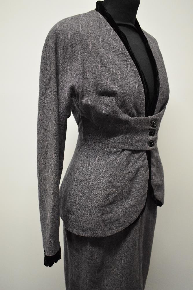 A beautifully tailored deep heather coloured textured wool 1940s skirt suit, having black velvet - Image 4 of 11