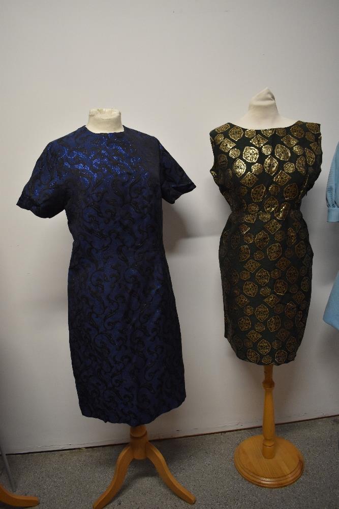 Three 1960s dresses, including two with metallic thread accents and baby blue mini dress with puff - Bild 2 aus 6