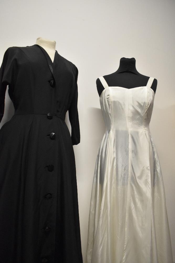 A 1950s charcoal grey with metallic thread day dress, having ruffled white collar, a 1940s/50s black - Bild 6 aus 9