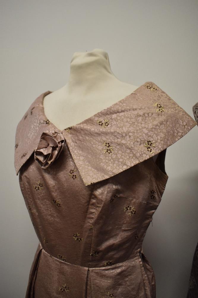 A dusty pink 1950s evening dress having shawl collar,side metal zip and pleated skirt and a 1960s - Image 7 of 8