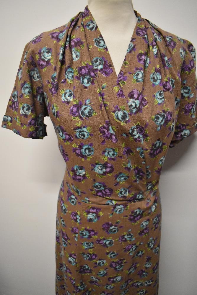 A 1940s slub cotton or cotton blend day dress, having heather coloured ground with bright blue and - Image 2 of 8