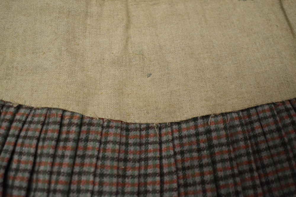 An antique kilt, some repair and nips in places, partially lined in a natural calico fabric. - Image 10 of 10